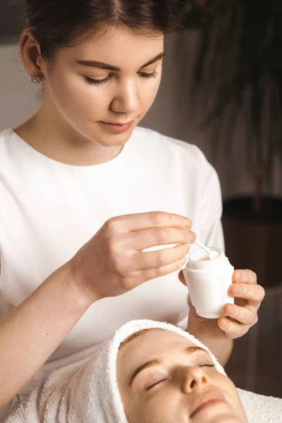 Close Portrait Beautician Holding Jar Cream Spatula Ready Start Procedure — Stock fotografie