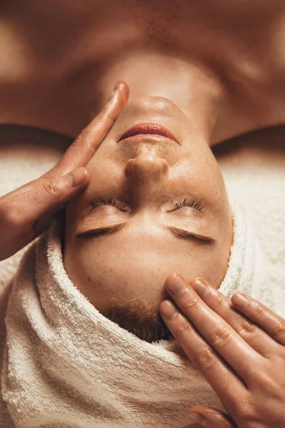 Close Young Woman Getting Spa Massage Treatment Beauty Spa Salon — Zdjęcie stockowe