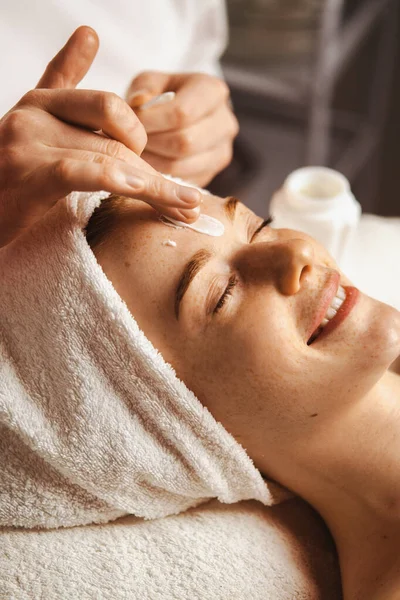 Close Portrait Woman Getting Spa Facial Massage Treatment Moisturising Cream — Fotografia de Stock