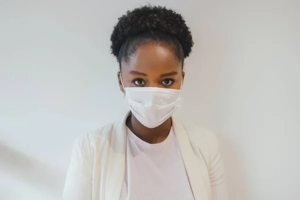 Portrait Afro Businesswoman Medical Face Mask Being Self Isolation Quarantine — Fotografia de Stock