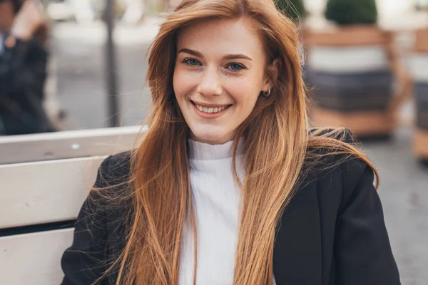 Businesswoman Portrait Long Foxy Hair Freckled Face Looking Smiling Camera — Foto Stock