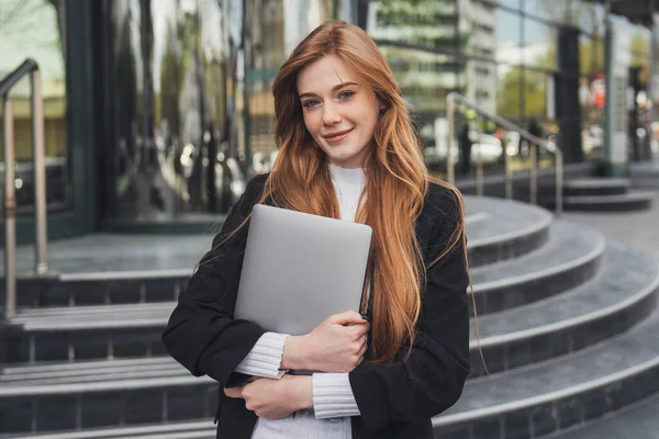 Outdoor Portrait Ginger Woman Holding Laptop Smiling Camera While Going — Foto Stock