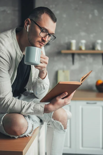 Man Drinking Morning Tea Kitchen Reading Paper Book Cozy Home — Stok fotoğraf