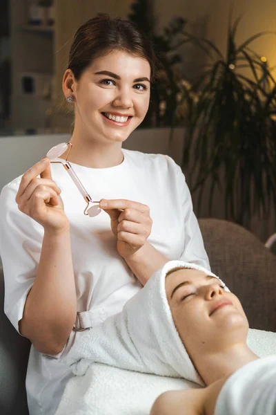 Portrait Beautician Woman Holding Jade Roller Tool Uplift Posing Smiling — 图库照片