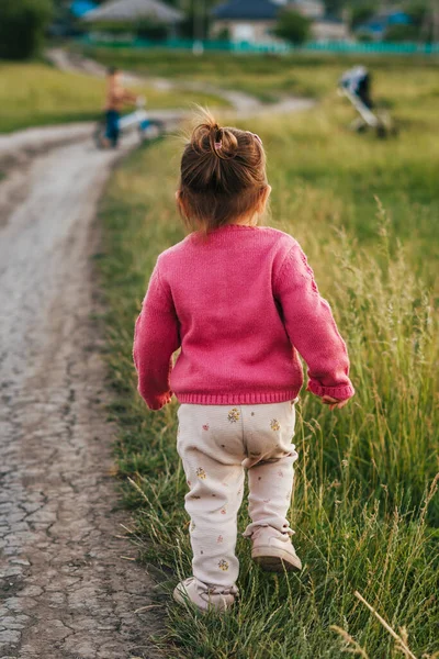Вид Сзади Девочку Идущую Проселочной Дороге Идея Образа Жизни Людей — стоковое фото