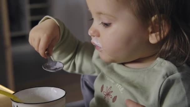 Close Portrait Baby Girl Eating Yogurt Kitchen Healthy Eating Healthy — Vídeo de stock