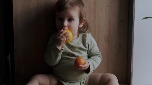 Adorable Baby Girl Bowl Full Oranges Sitting Kitchen Healthy Meal — Videoclip de stoc