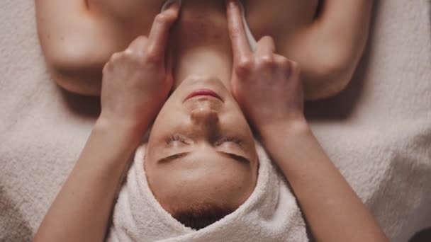 Caucasian Woman Getting Body Massage Porcelain Spoons Beauty Salon Professional — Vídeo de stock
