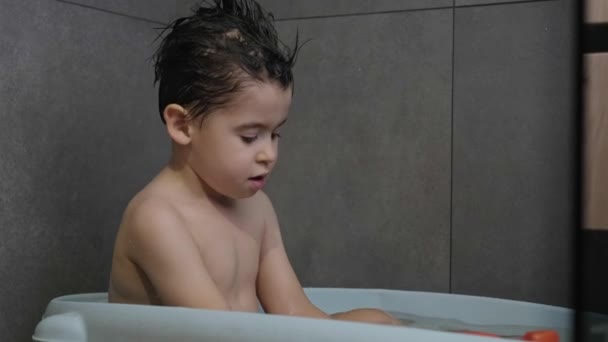 Happy Boy Playing Yellow Duck Toy Bathtub Wash Infant Hygiene — Vídeo de stock