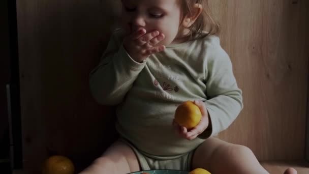Дитяча Дівчинка Сидить Поруч Мискою Мандаринів Прибирає Їсть Здорове Стилю — стокове відео