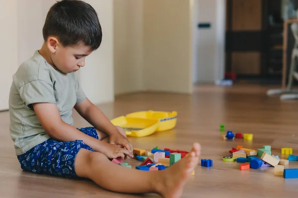 Boy Building Tower Cubes Sitting Floor Home Concept Children Development — Fotografia de Stock