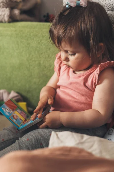 Κοριτσάκι Παιδί Κρατώντας Ένα Παραμύθι Βιβλίο Κοιτάζοντας Εικονογράφηση Κάθεται Στον — Φωτογραφία Αρχείου