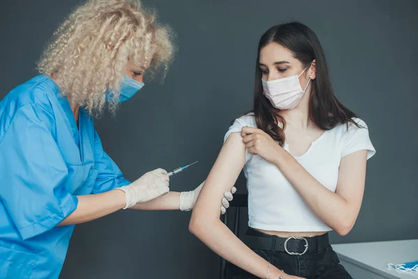 Doctor Administrating Covid Vaccine Caucasian Woman Patient Hospital Pandemic Prevention — Foto Stock