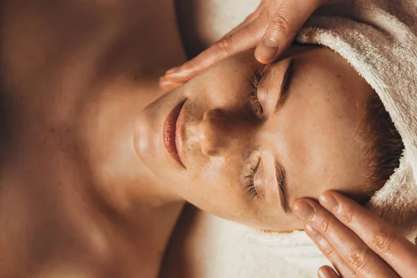 Caucasian Freckled Woman Having Facial Massage Beauty Treatment Natural Woman — Zdjęcie stockowe