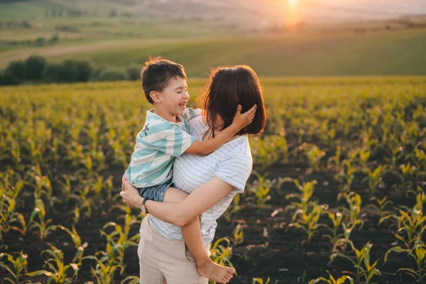 Mom Little Son Playing Corn Field Sunlight Happy Family Travels — Photo