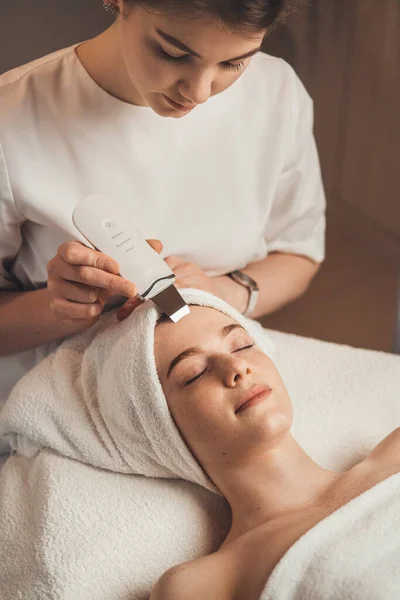 Cosmetologist Ultrasonic Scrubber Working Womans Face Skin Ultrasound Cosmetology Scrubber — 图库照片
