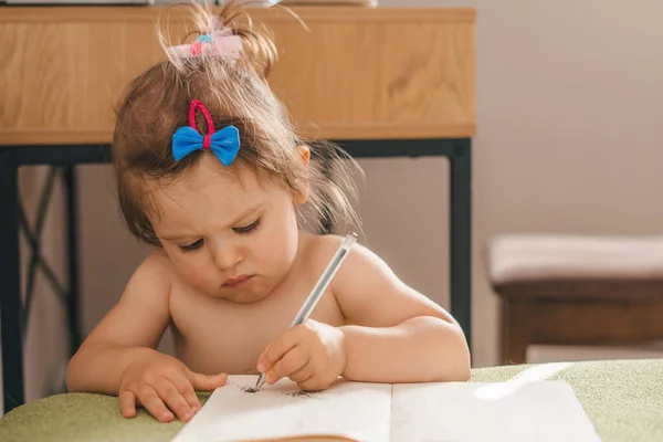 Baby Girl Learning Draw Pencil Sitting Table Beautiful Girl Portrait — Foto de Stock