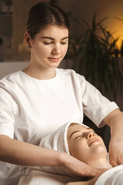 Lovely Caucasian Woman Enjoying Massage Treatment Therapist Professional Spa Salon — Zdjęcie stockowe