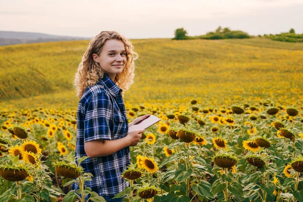 Free Space Text Smiling Curly Woman Looking Camera Exploring Sunflower — Stockfoto