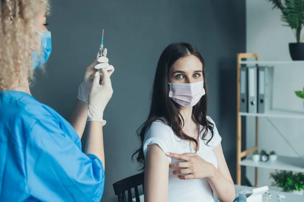 Female Doctor Preparing Coronavirus Vaccine Woman Patient Vaccination Center Medicine — Foto Stock