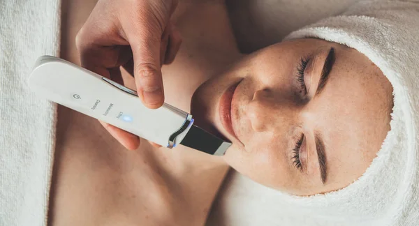 Beautiful Woman Receiving Ultrasound Cavitation Facial Peeling Spa Salon Ultrasound — Foto Stock