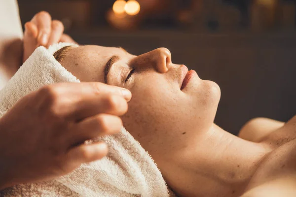 Caucasian Freckled Woman Has Facial Treatment Beauty Spa Salon Healthy — Fotografia de Stock