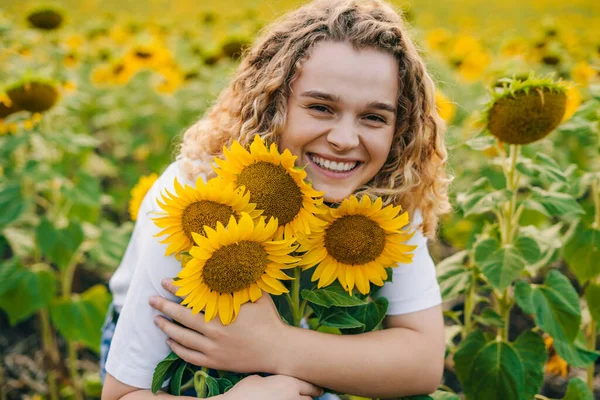 Smiling Beautiful Curly Woman Rejoices Enjoying Sunflower Field Sunny Day — Stockfoto