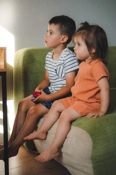 Side View Young Boy His Little Sister Watching Television Sitting — Foto de Stock