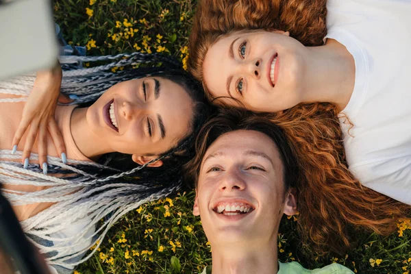 Group Teenagers Bloggers Taking Handheld Photo Lying Grass City Park — Zdjęcie stockowe
