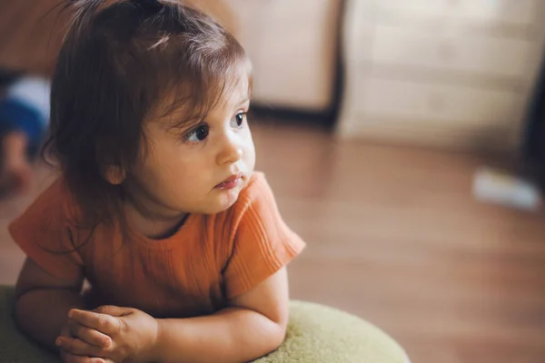 Pensive Little Daughter Looking Attentively Thoughtfully Away While She Leaning — 스톡 사진