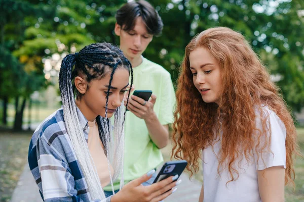 Three Caucasian Modern Teenagers Pleased Get Many Positive Reactions Internet — Foto de Stock