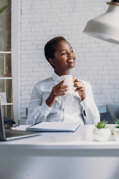 Portrait Afro American Businesswoman Looking Away Sitting Office Desk Drinking — Foto de Stock