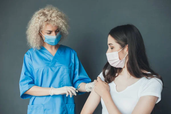 Curly Female Doctor Preparing Administer Vaccine Patient Hospital Pandemic Prevention — Fotografie, imagine de stoc