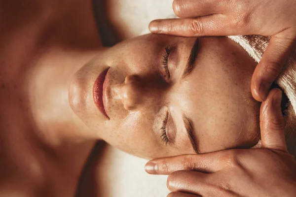 Young Attractive Woman Enjoying Massage Spa Salon Beauty Treatment Natural — Fotografia de Stock