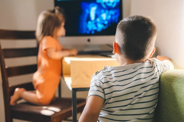 Αδελφός Και Μικρή Αδελφή Βλέποντας Τηλεόραση Στο Σπίτι Παιδιά Απολαμβάνουν — Φωτογραφία Αρχείου