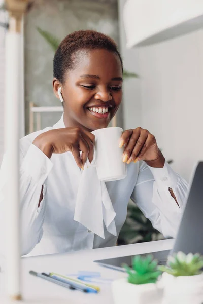 Smiling African American Businesswoman Having Coffee Break Sitting Desk Office — Stock Photo, Image