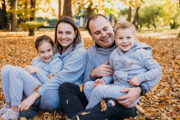 Portrait Family Posing Camera Autumn Park Enjoying Spending Weekends Rest — Stock fotografie