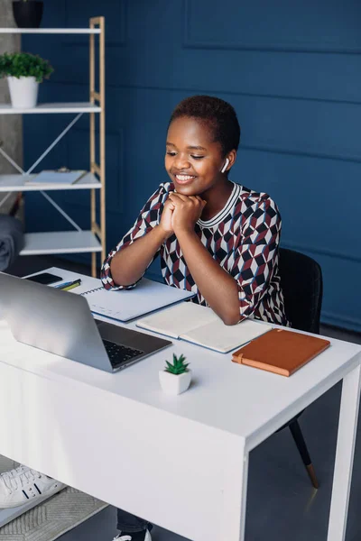 Young Employee Business Woman African American Ethnicity Sitting Desk Modern — Foto de Stock