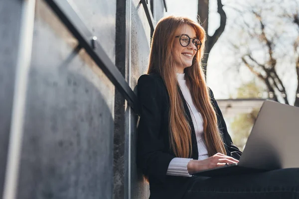 Side View Businesswoman Wearing Eyeglasses Working Outdoors Her Laptop Enjoying — Φωτογραφία Αρχείου