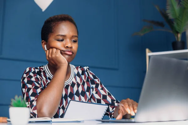 Upset Black Curly Female Freelancer Looking Laptop Sitting Office Table — Foto de Stock