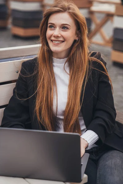 Smiling Businesswoman Working Fresh Air Sitting Bench City Park Beautiful — Φωτογραφία Αρχείου