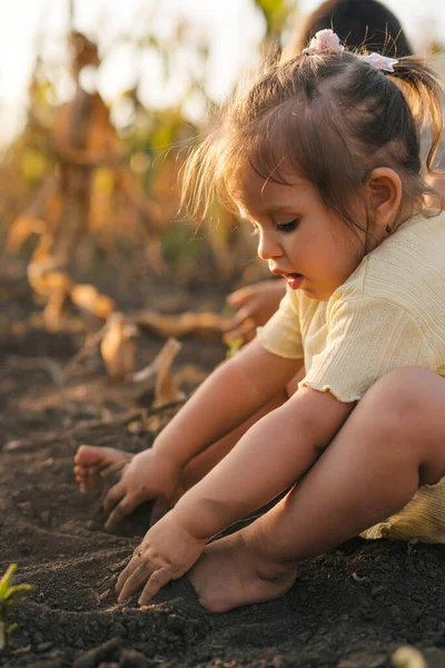 Bebek Kız Bahçede Yerde Çıplak Ayakla Oturuyor Elleriyle Toprağı Kazıyor — Stok fotoğraf