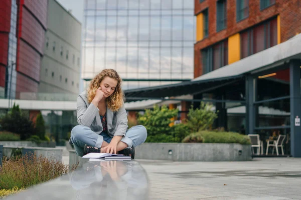 Młoda Piękna Studentka Kręconymi Włosami Studiująca Wolnym Czasie Poza Kampusem — Zdjęcie stockowe