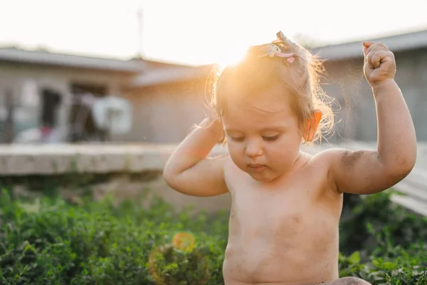 Bahçede Oynayan Dünyayı Köyün Bahçesini Gezen Sevimli Bebeğin Portresi Dışarıda — Stok fotoğraf