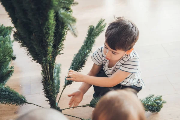 Niño Guapo Montando Árbol Navidad Sala Estar Tradición Familiar Navideña — Foto de Stock