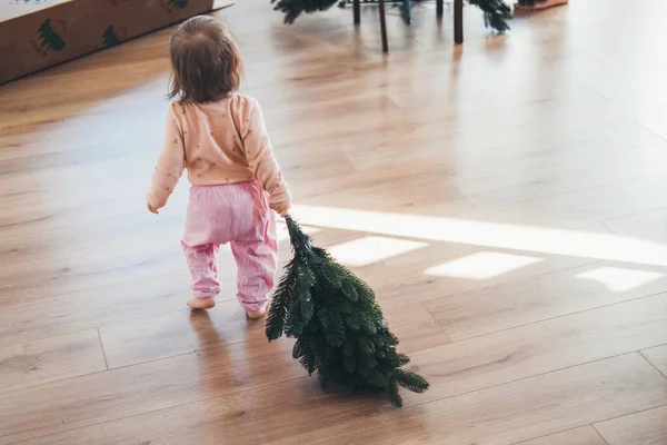 Ragazza Con Vista Posteriore Che Porta Ramo Superiore Dell Albero — Foto Stock