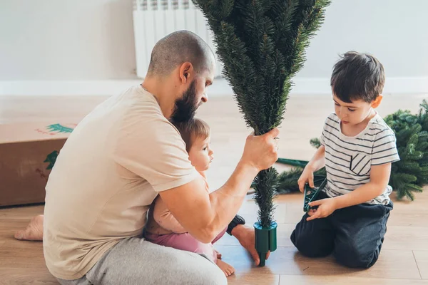 Padre Con Sus Hijos Montando Árbol Navidad Salón Preparándose Para — Foto de Stock