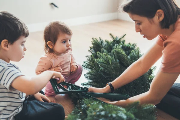 Madre Sus Dos Hijos Montan Árbol Navidad Artificial Pasando Fin — Foto de Stock