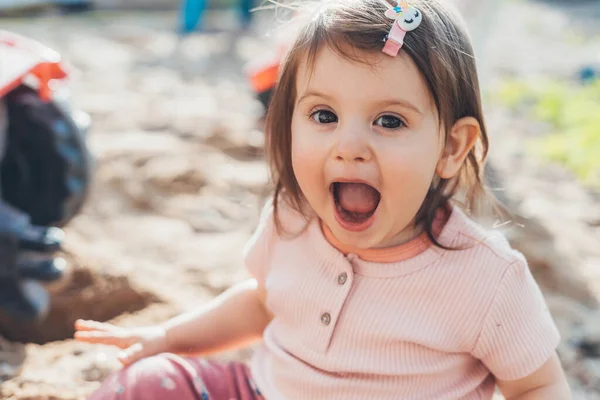 Bonito Rindo Bebê Menina Divertindo Sentado Jardim Sorrindo Positivamente Enquanto — Fotografia de Stock