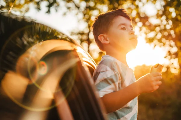 Petit Garçon Joyeux Profitant Promenade Avec Les Parents Voiture Été — Photo